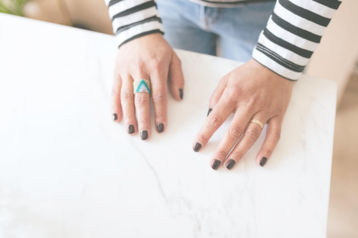 Verschiedene Nagellack-Farben und Pflegeprodukte auf einem Arbeitstisch