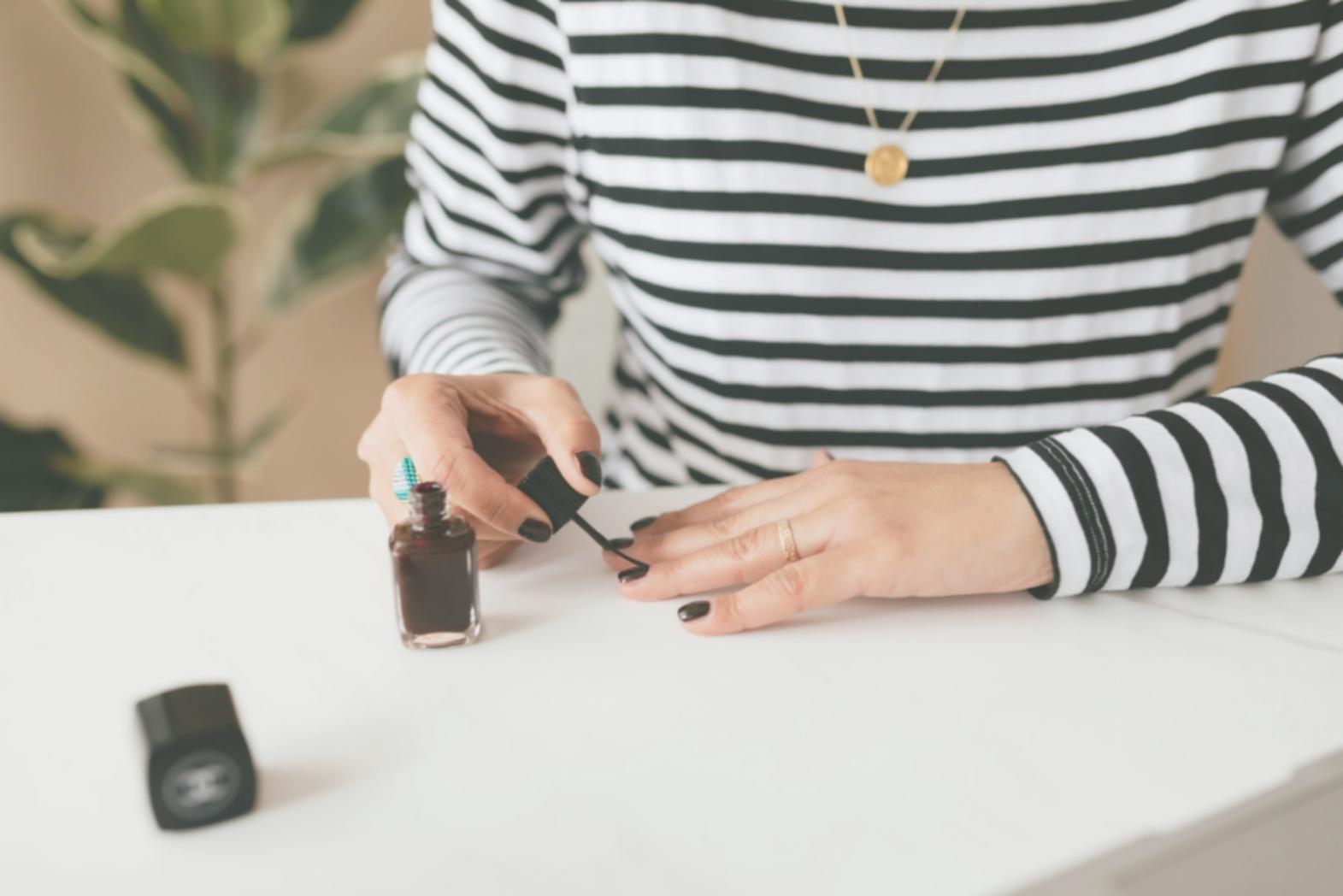 Detailaufnahme von präzisen Nagelpolier-Techniken und professionellen Methoden
